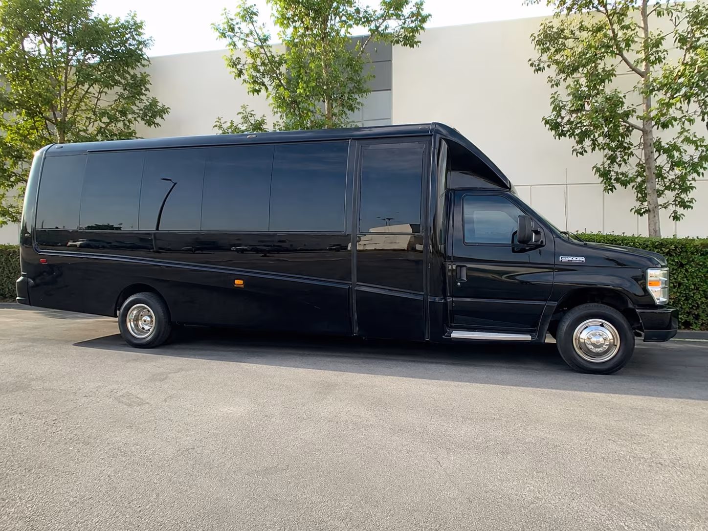 minibuses for small group winery visits around stanislaus county